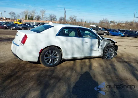 2020 Chrysler 300 Touring L Awd z USA, uszkodzony, nr VIN 2C3CCARG0LH250174